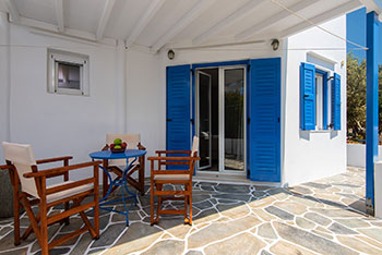 Spacious veranda at Kalypso accommodation at Sifnos