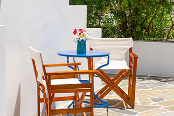 Common yard at Kalypso rooms in Vathi Sifnos